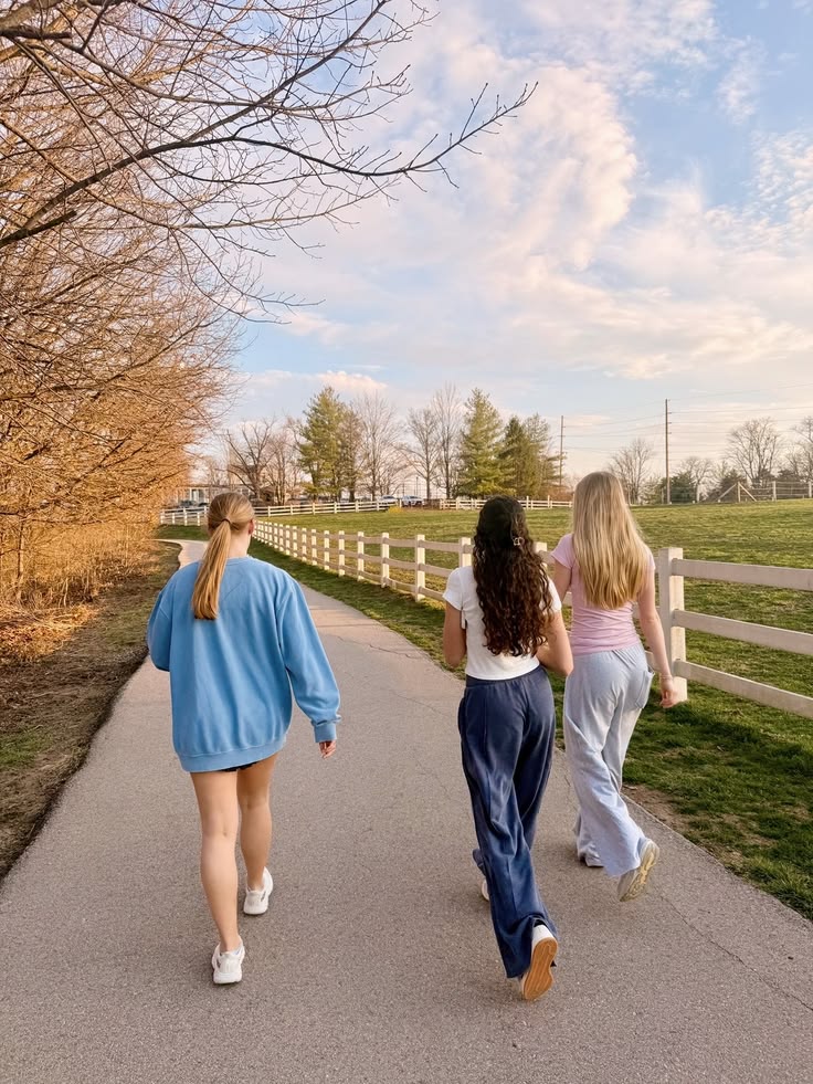 Illustratie van een groep wandelaars op een groen pad onder een blauwe lucht